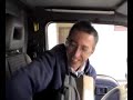 Javier Torres cargando el camión leyendo libro