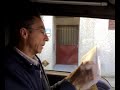 Javier Torres cargando el camión leyendo libro