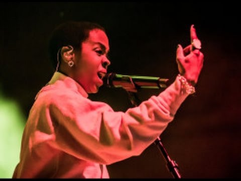 Lauryn Hill DRAGS a fan for criticizing her about HER lateness