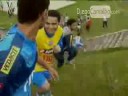 Torcedores invadem Fazendão e agridem jogadores 

Confusão entre torcedores e jogadores do Bahia. Cerca de 50 integrantes da torcida organizada Terror Tricolor invadiu o Fazendão, na tarde desta quarta-feira (20), e transformou o Centro de Treinamento em campo de batalha.

A briga começou no meio de campo. Muitos jogadores chegaram a ser agredidos. Os invasores usaram pedras e fogos de artifício contra os jogadores.

Os torcedores reclamavam do desempenho do time no campeonato. 'Eles têm que jogar com amor. O Bahia é o maior time do Nordeste. Tem que ter raça', gritava um dos manifestantes.

Vinte minutos depois, a polícia chegou para tentar conter o protesto, mas a confusão continuou por algum tempo.

Todos foram revistados pela polícia e encaminhados para a Delegacia de Itinga, em Lauro de Freitas.