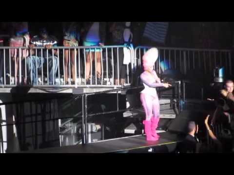 Nicki Minaj Brings Female On Stage To Give Her A Lap Dance & Grabs Her