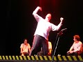 Fábio Porchat inventando uma história sobre sua primeira vez enquanto os outros atores dizem palavras que ele deve adicionar ao discurso.