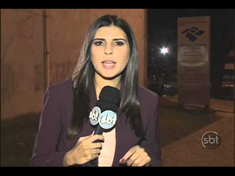 150 - A Receita Federal reduziu para 150 dólares o limite de gastos no exterior com isenção de Imposto de Importação quando o viajante quer ingressar no Brasil por terra, rio ou lago. Para...