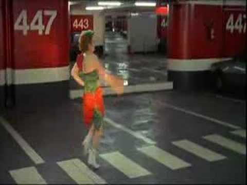 josiane balasko parking josiane balasko fait la majorette dans un parking sous josiane balasko parking josiane balasko fait la majorette dans un parking sous