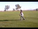 Celeste pateando la pelota