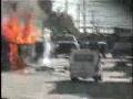 El momento en el que explota una camioneta y muchas balas