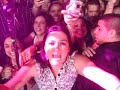 beto cuevas le quita la camara a cynthia y el mismo se graba y graba a cynthia.