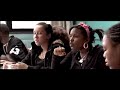 il film vincitore della palma d'oro al festival di cannes del 2008.
fran�ois e i suoi colleghi insegnanti si preparano per un nuovo anno di liceo in un quartiere difficile. armati delle migliori intenzioni, si impegnano a non permettere che nulla li scoraggi e li impedisca di fornire la migliore istruzione possibile ai loro studenti. le diverse culture e i diversi atteggiamenti spesso entrano in conflitto tra loro allinterno della classe, come in un microcosmo sintesi della francia contemporanea. per quanto gli studenti adolescenti possano essere divertenti e fonte di ispirazione, il loro comportamento difficile pu� comunque mettere in pericolo lentusiasmo di qualsiasi insegnante per questo lavoro mal pagato. fran�ois insiste nel tentativo di creare unatmosfera di rispetto e ordine. senza essere saccente o severo, la sua onest� disarmante coglie spesso di sorpresa gli allievi. ma il suo atteggiamento in classe vacilla quando gli studenti iniziano a mettere in discussione i suoi metodi