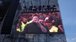 ¡Terminó en el suelo! Marilyn Manson sufre tremenda caída durante un concierto en México