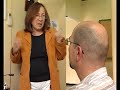 Assaja hores i hores per aconseguir el seu somni: ser una ballarina de renom. Però no ha volgut renunciar als estudis perquè no vol que el seu futur depengui del seu talent o d'una lesió. 8 hores amb les sabatilles posades i quan arriba a casa l'espera sessió d'estudi davant de l'ordinador. Fa segon de batxillerat a distància, a través de l'Institut Obert de Catalunya. L'IOC funciona des de fa 3 anys i hi estudien més de 7 MIL alumnes. Les matèries es donen a través d'internet i, en alguns casos, es fan pràctiques presencials durant el cap de setmana. Els professors diuen que la taxa d'abandonament és del 50 per cent perquè requereix de més esforç, però que l'alumne es sent recolzat en tot moment.  No es veuen com a substituts del batxillerat nocturn i, de fet, no comulguen amb la decisió de la conselleria de suprimir la meitat de centres que el donen. El conseller segueix fent oïdes sordes i manté que la oferta de places serà la mateixa, però més concentrada. Demà comença el període de preinscripció per al proper curs. Les novetats: que l'avaluació serà semestral i que s'oferiran cursos de preparació per a la selectivitat.