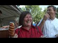 Heimattag der Siebenbürger Sachsen in Dinkelsbühl 2007 Eine Führung über den Siebenbürger Markt Doris Hutter Bernd Fabritius Michael Konnerth Robert Sonnleitner präsentieren - Die besten Mici - Den besten Baumstriezel - Das beste siebenbürgische Wasser und die ultimative Schlankheitskur nach siebenbürgischer Art ;)