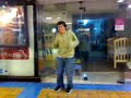 Bubu bailando en Caminos