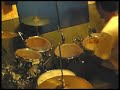 Dw maple x acrylicDepois de várias sugestões produzi um vídeo em meu pequeno estúdio comparando o som da dw collector's maple, acabamento original em 'finishply' e os tambores de acrílico nas mesmas medidas com ferragens dw. O resultado me surpreendeu, principalmente pela semelhança nos timbres. O processoFiz uma base usando um bumbo de 20x16, uma caixa de 12x7 e chimbal, sobre a base gravei os 'overdubs' com as duas bateras. O tema central é em 'pergunta e resposta' entre os dois kits acompanhados pela base, há alguns improvisos procurando valorizar a sonoridade dos tambores. Como na edição de imagens, na mixagem procurei deixar as duas bateras sutilmente deslocadas para cada lado: maple à esquerda, acrílico à direita.Nos dois kits com medidas, 10,12,14,16 e 22 usei as mesmas peles (remo emperor). No bumbo e respostas, as peles originais. Usei caixas diferentes, acompanhando a 'dw acrylic' uma caixa em birch 14x5 e acompanhando a dw maple sua caixa original 14x5.MicrofonesUsei os mesmos microfones tentando manter as mesmas posições.Bumbo: Eletrovoice RE27Caixa:   Shure SM57Tons:    Le Son LB-4Overs:   Superlux ECO-H6A