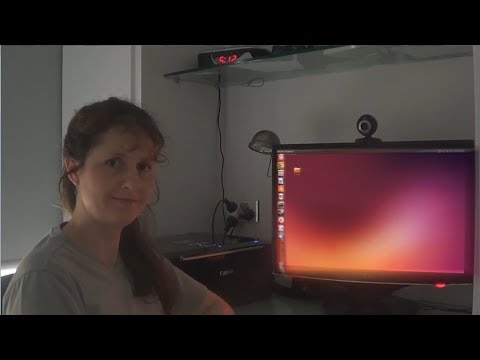 Mum Tries Out Ubuntu 13.10 (2013)