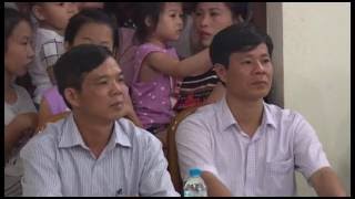 Đồng chí Phạm Tuấn Đạt, Phó Chủ tịch UBND Thành phố tặng quà Trung thu tại xã Thượng Yên Công