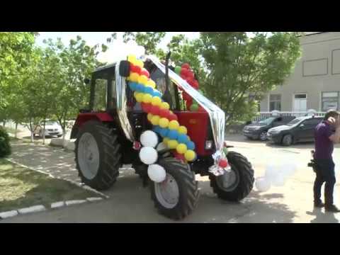 Президент Игорь Додон вручил примару Копанки ключи от трактора, подаренного Президентом Республики Беларусь  