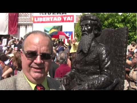 devela - Romaguera devela estatua Ramón Emeterio Betances en Ateneo Puertorriqueño el 22 de diciembre de 2011.