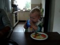 Drinken uit een beker is echt niet moeilijk... uche