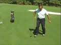 http://portalamigo.blogspot.com/El golfista Severiano Ballesteros hace una demostración de como controlar la bola con un hierro de golf.