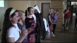 Po chodbách školy běhal papírový kůň!