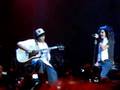 » Bill chutando o Tom . . .