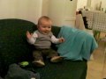 7 mois 1/2 - Camille regarde une vidéo de lui