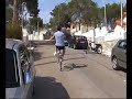 Haciendo el caballito en bicicleta