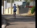 haciendo el caballito en bicicleta