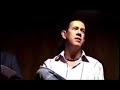 jorge camargo cantando uma m�sica inspirada em sto. agostinho, no lan�amento do livro cristianismo criativo? de steve turner, na livraria cultura