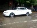 apr�s les pluies de mousson, les rues
innond�es de phnom penh.
after the daily one hour mousson's rain, floods in phnom penh.