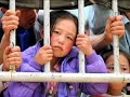 Человеческие факторы, связанные с катастрофическим землетрясением в Китае«Мама, я здесь! Мама, я здесь!» Эти крики о помощи были слышны сразу же после катастрофического землетрясения, произошедшего 12 мая в провинции Сычуань, когда школы были разрушены и сравнялись с землёй, а матери звали своих детей, похороненных под обломками школьных зданий. Несколько раз в ответ на эти зовы из-под обломков можно было слышать душераздирающие крики. Думая об этих детских отчаянных последних криках о помощи, мы, родители, были переполнены невыразимой горечью за наших детей, сгинувших в этих руинах. Бедные дети, где они сейчас?1. Действительно ли невозможно было предсказать землетрясение, или власти намеренно скрывали правду?Есть много свидетельств того, что это крупное землетрясение было точно предсказано многими специалистами, и доказательства грядущей катастрофы были представлены высшим чиновникам правительства компартии Китая. Например:1. Гэн Цинго, китайский учёный, специалист по изучению землетрясений, предсказал, что землетрясение масштабом свыше семи по шкале Рихтера ожидается в районе Аба. Он ясно подчеркнул, что «с высокой долей вероятности опасное землетрясение величиной свыше семи баллов по шкале Рихтера произойдёт в течение 10-ти дней до и после 8 мая». Он докладывал об этом в высшие эшелоны власти множество раз.2. 26 и 27 апреля Комитет по прогнозированию природных катаклизмов, который образован при Китайском планетарном научном обществе, дал подобный прогноз и представил письменный отчёт в Китайский отдел предсказаний землетрясений 30 апреля.3. 9 мая учёные из Великобритании и из других мест предупреждали правительство компартии Китая о вероятном крупном землетрясении.II. Почему правительственные здания оказались более устойчивыми, чем школы?...