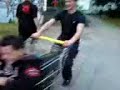 Einkaufswagen f�hrt zur Schule
