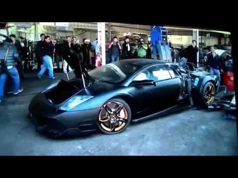 La Policía destruye sin piedad un Lamborghini confiscado