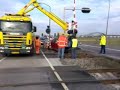 Invalidenwagen botst tegen trein