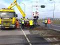 Invalidenwagen botst tegen trein