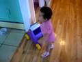 selena aprendiendo a caminar1