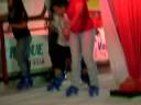 Weruska e o filhão andando de patins no gelo
