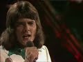 1973 medley rex gildo, tony marshall, heino & bernd cl�ver

1. rex gildo - fiesta mexicana
adio, adio mexico, ich komme wieder zu dir zur�ck
adio, adio mexico, ich gr�� mit meinem sombrero, te
quiero, ich habe dich so lieb.

hossa, hossa, hossa, hossa
fiesta, fiesta mexicana bald schon wird es hell 
denn der morgen ist nah.
und ich k�sse carmen sita, 
denn ich wei� die stunde des abschieds ist da.
weine nicht mu�, ich auch gehn, 
weil wir uns ja wieder sehn, 
bei einer fiesta, fiesta mexicana,
dann wird alles wieder so sch�n wie es mal war.

hossa, lalalalala... hoho
fiesta, fiesta mexicana 
bald wird wieder alles so sch�n,
ja du wirst sehn, 
darum bin ich bald wieder da.
hossa, hossa, hossa, hoho

2. tony marshall - junge die welt ist sch�n
welcher junge tr�umt nicht davon
in new york zu sein
oder auf hawaii oder in shanghai.
m�dels gibt es �berall
doch nirgends auf der welt
kann es wie zu hause sein.

junge die welt ist sch�n
hast du sie schon gesehn?
pack nur dein r�nzel
denn jedem echten jungen
sollte fremder wind mal
um die nase wehn.

junge die welt ist sch�n
mutter wird dich verstehn
sie wei�, es kommt der tag
und es wird dich wieder
nach hause ziehn,
sie wei�, es kommt der tag
und es wird dich wieder
nach hause ziehn.

3. heino - blau bl�ht der enzian
ja, ja, so blau, blau, blau bl�ht der enzian,
wenn beim alpengl�hn wir uns wiedersehn.
mit ihren ro-ro-ro-roten lippen fing es an,
die ich nie vergessen kann.

ja, ja, so blau, blau, blau bl�ht der enzian,
wenn beim alpengl�hn wir uns wiedersehn.
mit ihren ro-ro-ro-roten lippen fing es an,
die ich nie vergessen kann.

ja, ja, so blau, blau, blau bl�ht der enzian,
wenn beim alpengl�hn wir uns wiedersehn.
mit ihren ro-ro-ro-roten lippen fing es an,
die ich nie vergessen kann.

4. bernd cl�ver - der kleine prinz
der kleine prinz, der die heimlichen tr�nen z�hlt, 
schaut in dein herz, und es ist wie ein buch, das er lie�t.
doch wenn er sieht, da� du ohne ihn gl�cklich bist, 
geht er ganz leise fort und wird erinnerung.

und ein engel, der sehnsucht hei�t,
steht am fenster und schaut dich an, 
und er tr�umt mit dir, und er weint mit dir.
und ein atemzug der liebe streift die herzen, die ihn sehn.
in der dunkelheit erstrahlt sein stern f�r die, die ihn verstehen.

und ein engel, der sehnsucht hei�t,
steht am fenster und schaut dich an, 
und er tr�umt mit dir, und er weint mit dir.