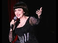 Voici une splendide et profonde chanson,hélas par trop méconnue,d'une des plus grandes dames de la chanson française,en deux mots Mireille Mathieu,elle qui a tant fait pour la chanson hexagonale de par le monde,elle sans qui,quoique certains(français d'ailleurs!)en pensent,la chanson française ne rayonnerait pas comme elle le fait sur tous les continents; merci à toi Mireille,mille bravos, vraiment!