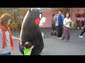 Click here to watch this video 子供と手をつなぐおだやかなくまモン