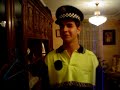 Aqui vemos a nuestro comico amigo investigando un asesinato(?)