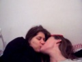 Besos lesbicos en la cama