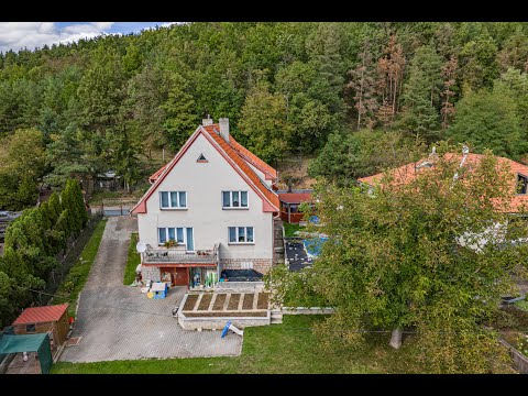 Video Rodinný dům se zahradou, bazénem a zahradním domkem v klidné lokalitě Nového Knína