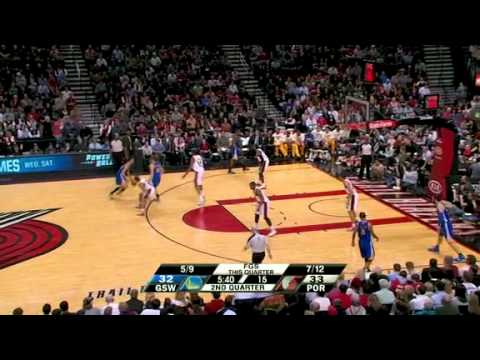 LaMarcus Aldridge blocks Stephen Curry