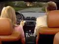 Loira no volante