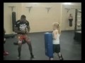 Alistair Overeem lowkick na dziewczynce
