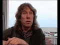 El maestro Pascual simply explains the basis of flamenco guitar: rasgueado, golpe in a few minutes. He speaks french, but the tale is universal.