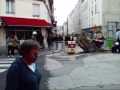 Des musulmans occupent la rue Myrha à Paris pour prier
