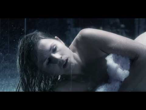 0 Lolly Jane Blue nue dans son nouveau clip White Swan