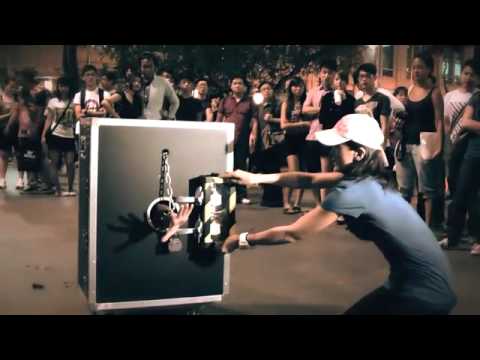 M for Magic Singapore S01E08: Pamelyn Chee locks Larry The Daredevil up!